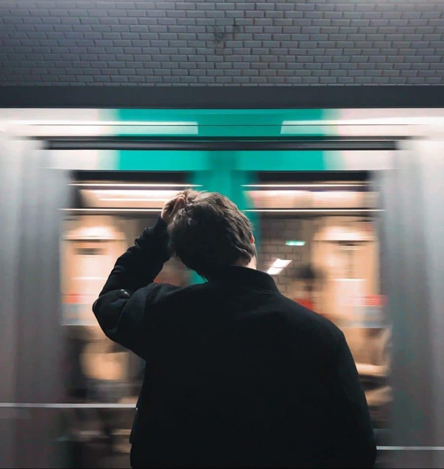 Personne qui se gratte la tête devant un métro
